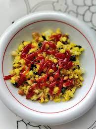 I once witnessed a kid in school eating poha with ketchup, the sight was so horrendous it's painful to even remember. I recall having a full on debate with that person on this. Poha is meant to be dry and savoury, not saucy.
